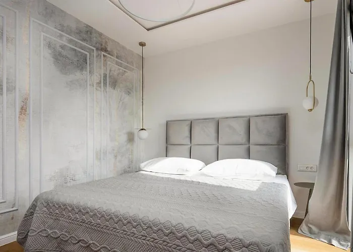 Lovely In Apartment *