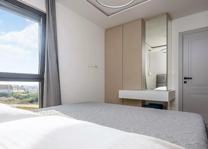 Lovely In Apartment *